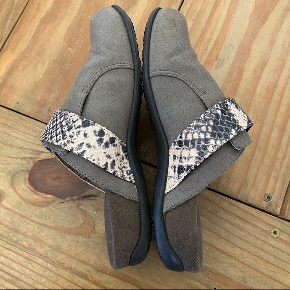 Vionic Light Gray Slip on Clogs With Snake print - Picture 3 of 6